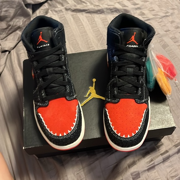 Jordan 1 Mid Siempre Familia - Picture 8 of 8